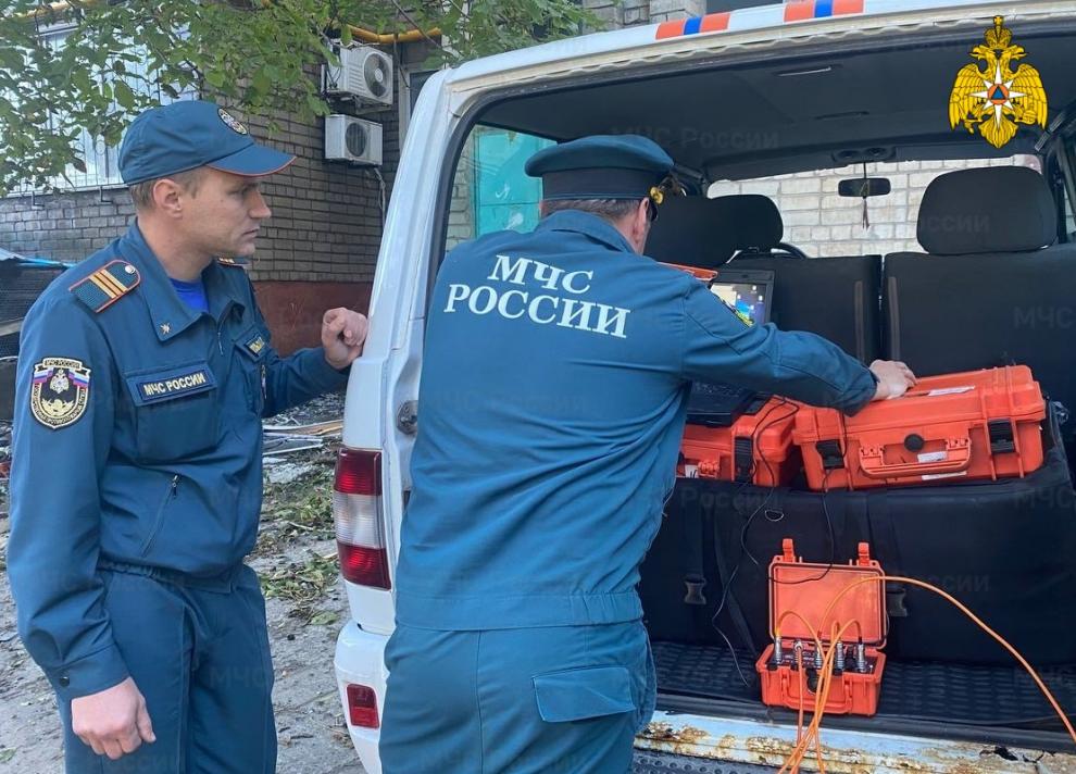 Для обследования несущих конструкций пострадавшего дома в Ейске спасатели используют диагностический комплекс «Стрела-П»