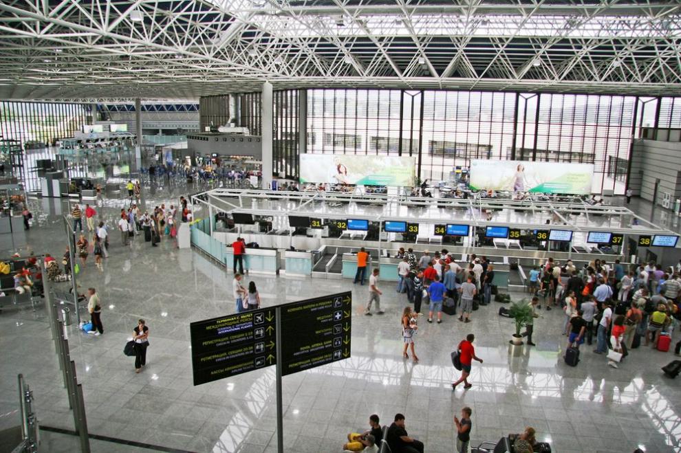 В аэропорту Сочи усилили меры безопасности и открыли фильтрационный пункт