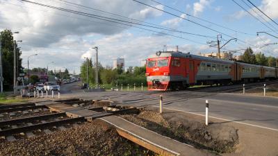 На железнодорожных переездах Новосибирской области используют «шериф-балки» для привлечения внимания водителей