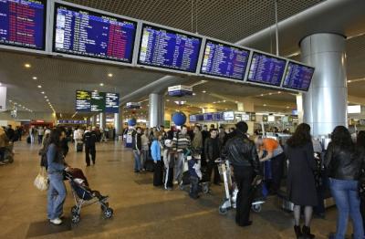 В российских аэропортах ввели дополнительные меры безопасности пассажиров