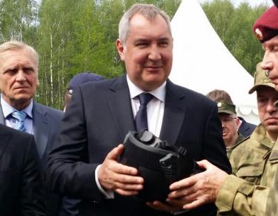 Дмитрий Рогозин посетил выставку вооружения и техники Росгвардии