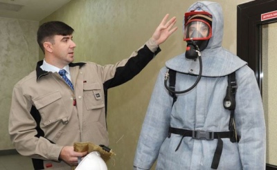 Специалистам МЧС продемонстрировали уникальный защитный костюм