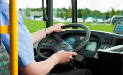 В Новгороде водителей автобусов обеспечили браслетами безопасности