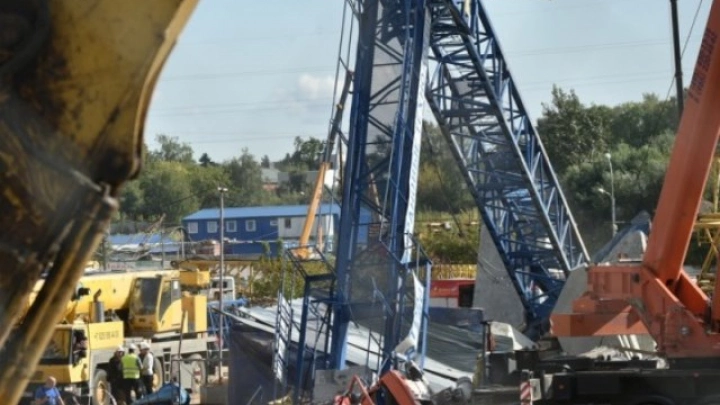 При падении крана в Химках пострадали четыре человека