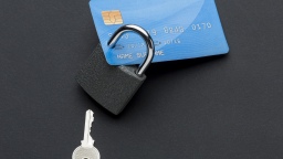 Юридическая экспертиза: могут ли клиенты требовать компенсации за ложные блокировки банком? Какие прецеденты по искам к банкам уже есть?