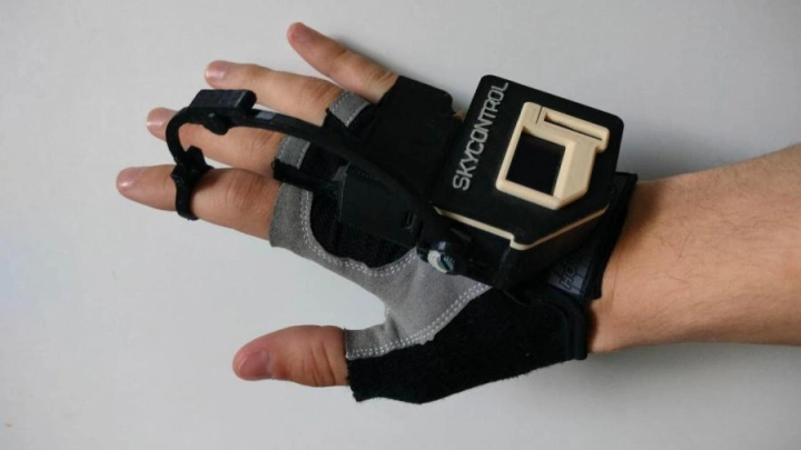 Студенты МИФИ создали перчатку SkyControl для управления дронами и роботами жестами