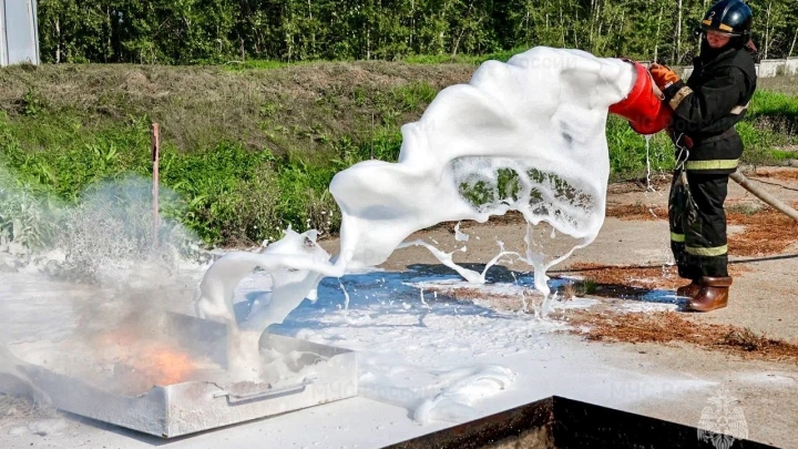 Сотрудники МЧС определили самый эффективный метод тушения электромобилей