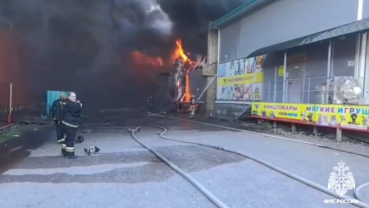 Пожар на складе хозтоваров потушили в Приморье