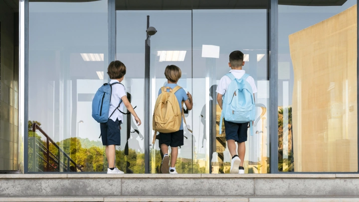 В благовещенских школах внедрили систему пропусков по детским СберКартам