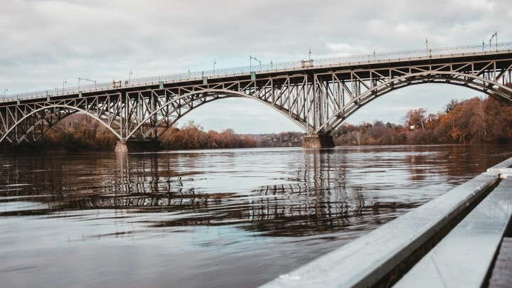 Омские власти выделили почти 8 млн рублей на обслуживание метромоста