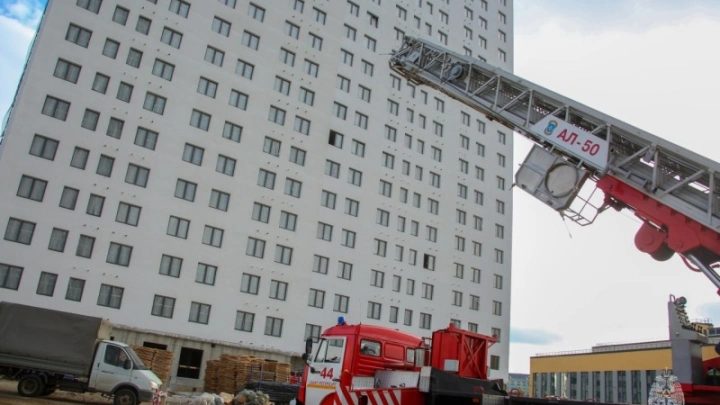 В Санкт-Петербурге огнеборцы прошли испытание высотой