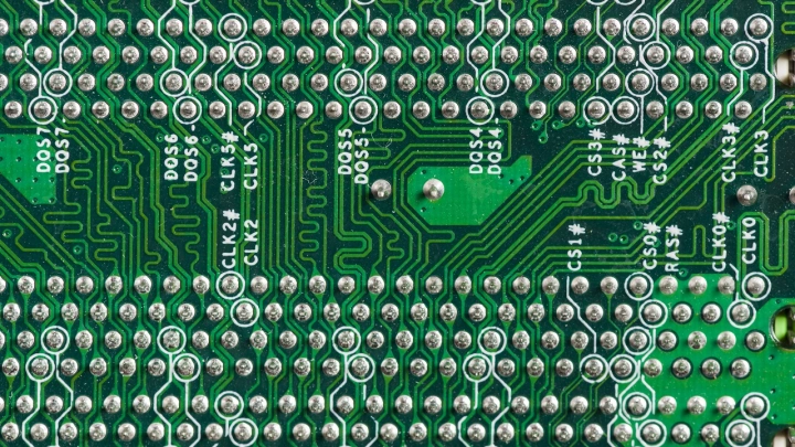 Учёные России и Китая разработали рекордно энергоэффективный перовскитный мемристор