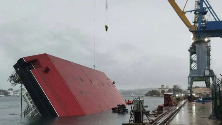 В СК возбудили дело по факту крушения плавучего крана в Севастополе, где погибли два человека