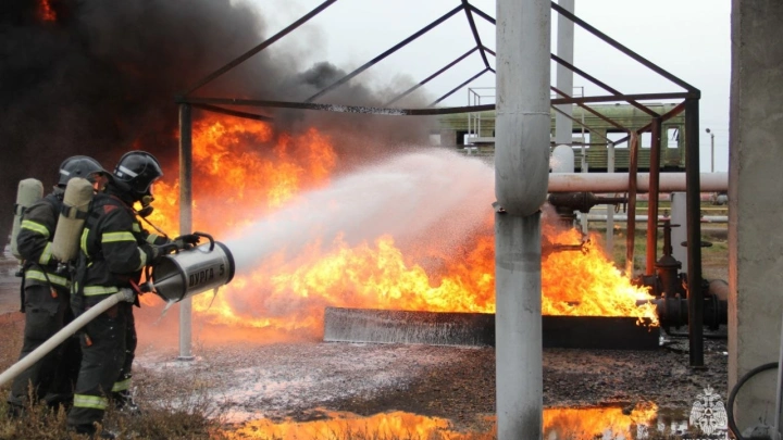 Сотрудники Оренбургского филиала ВНИИПО МЧС провели обучение  тушению пожара на объектах по хранению нефтепродуктов и газа