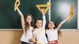 Первоклассникам в Нижнем Новгороде выдадут электронные браслеты для прохода в школы