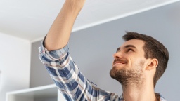 В Уссурийске многодетным семьям бесплатно устанавливают пожарные извещатели