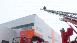 Специалисты МЧС провели учения в здании логистического центра Владимира