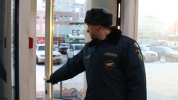 МЧС разъяснило правила установки маятниковых дверей на эвакуационных выходах