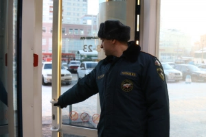 МЧС разъяснило правила установки маятниковых дверей на эвакуационных выходах