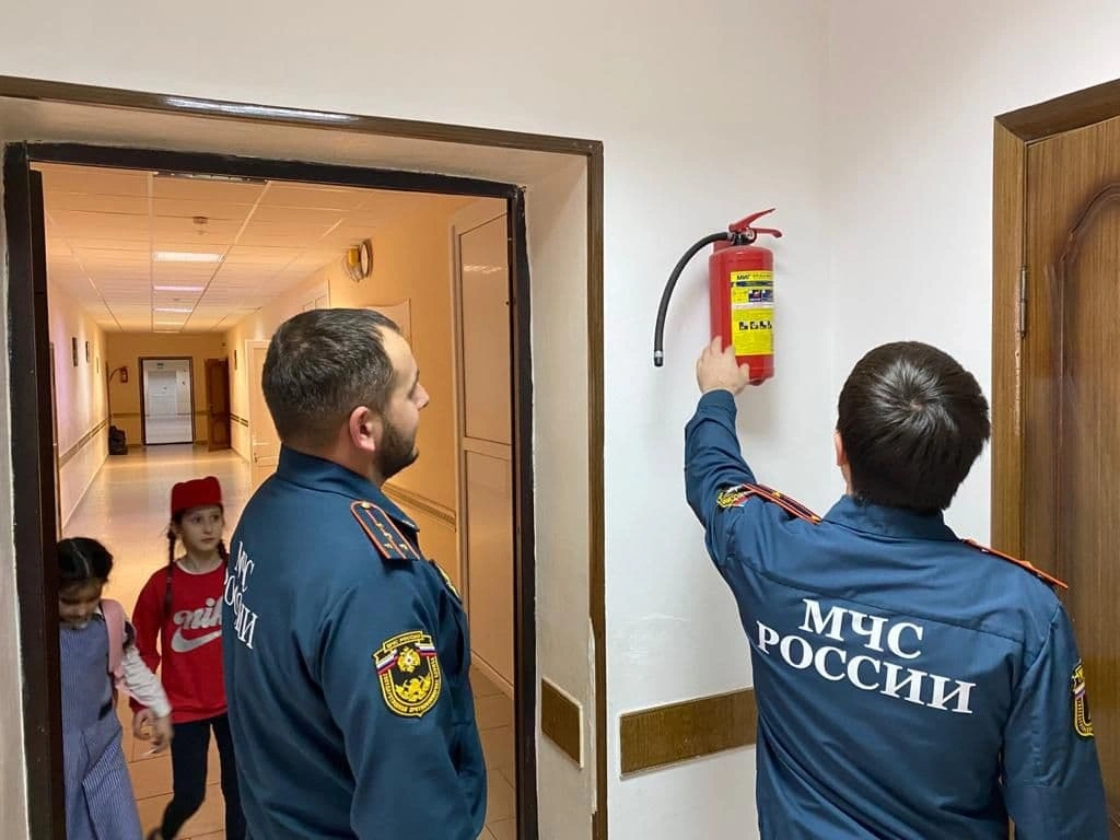 Депутаты Госдумы предложили установить в подъездах жилых домов дополнительные огнетушители