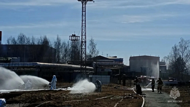 Специалисты МЧС провели плановые пожарные учения на промышленном объекте в Свердловской области