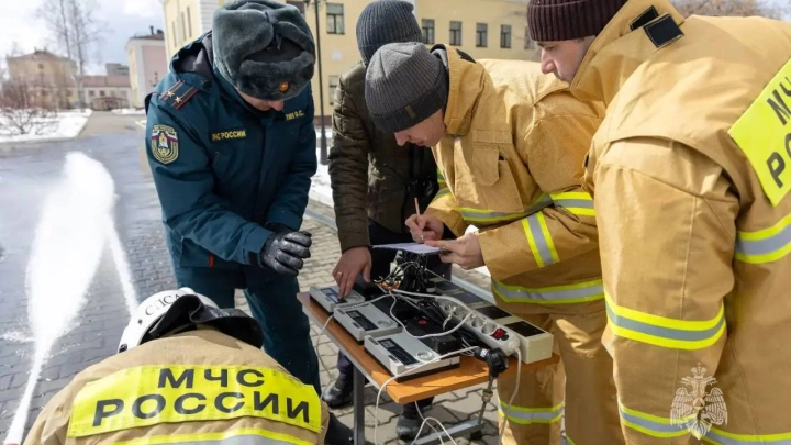 На базе Сибирской пожарно-спасательной академии ГПС МЧС провели испытания насосно-рукавных систем