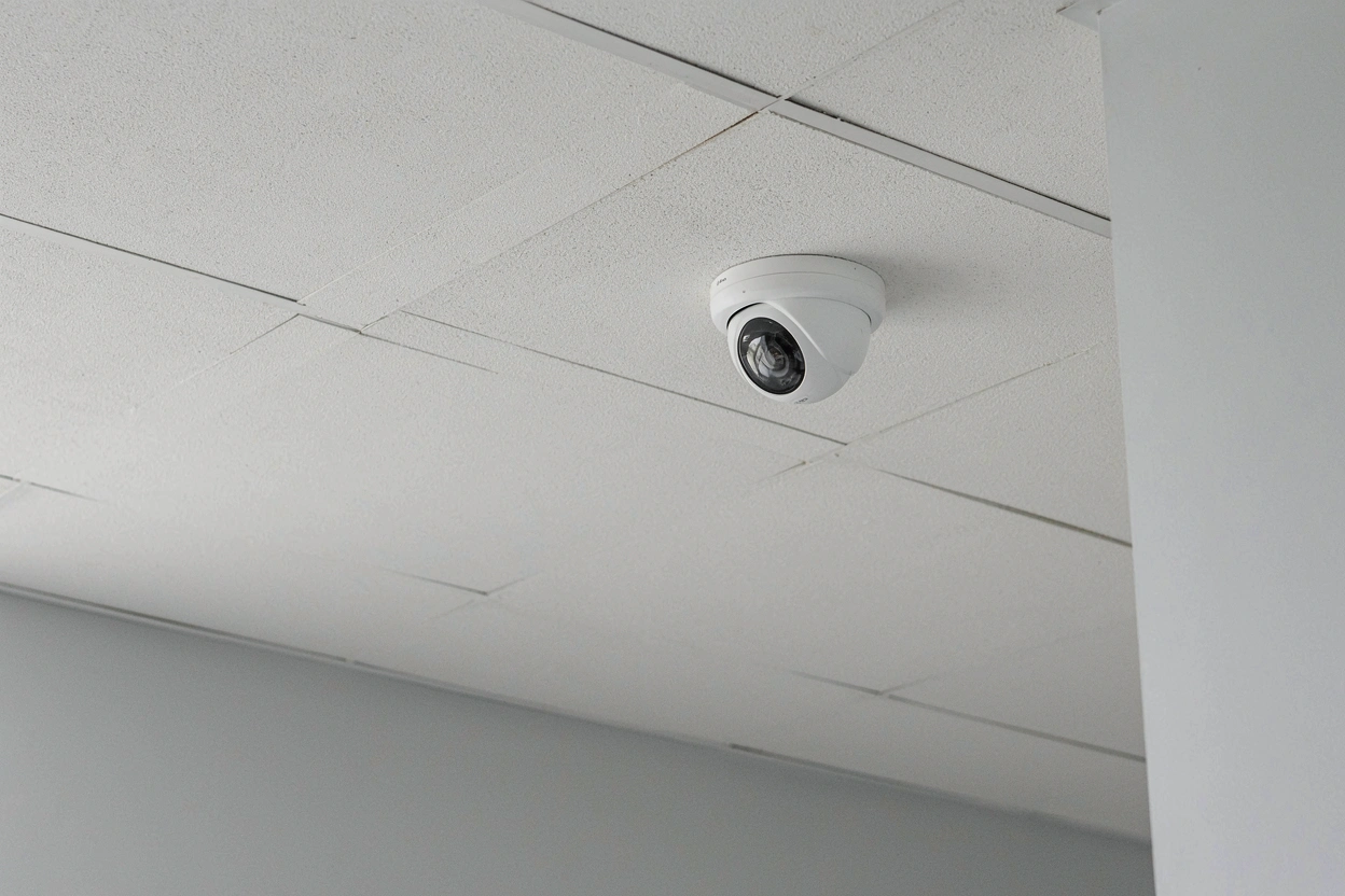 Iptronic выпустила SmartEye: встроенный инструмент видеоаналитики на базе ИИ для IP-камер