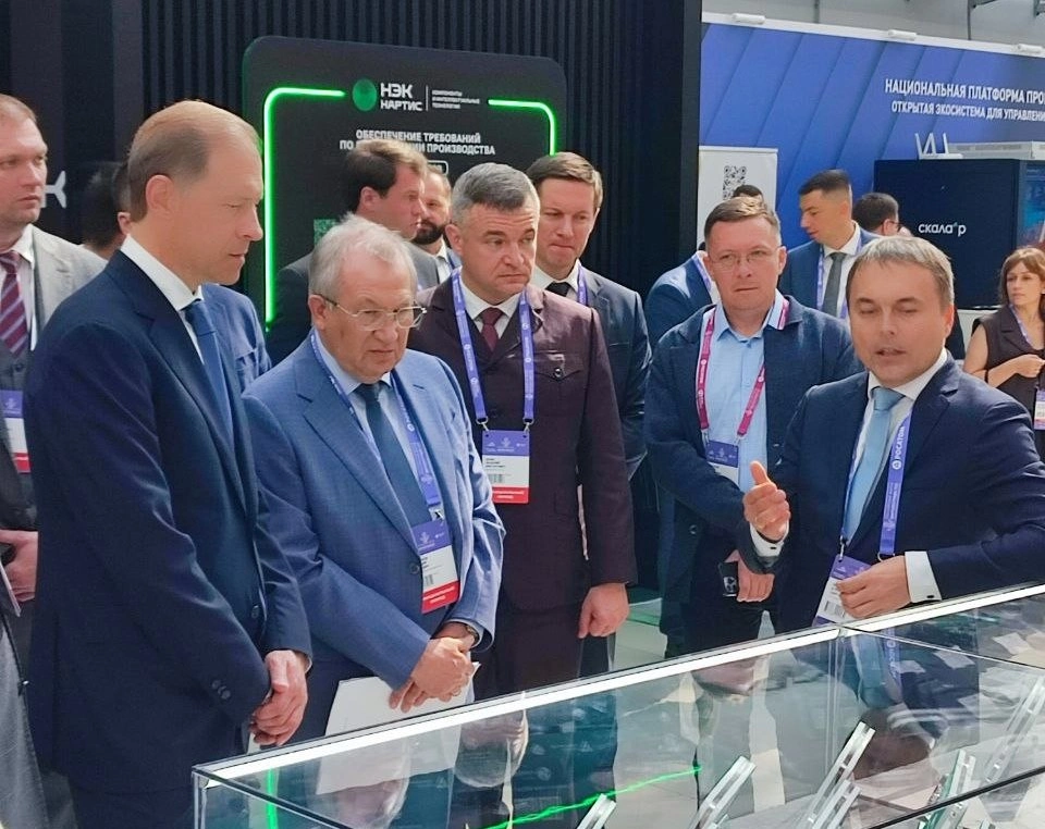 Денис Мантуров посетил стенды Росатома и ГК «Элемент» на форуме «Микроэлектроника - 2026»