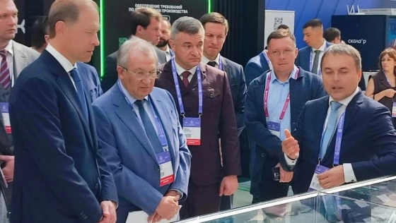 Денис Мантуров посетил стенды Росатома и ГК «Элемент» на форуме «Микроэлектроника - 2026»
