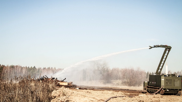 Беспилотные роботы «Уран-14» будут использовать для тушения пожаров