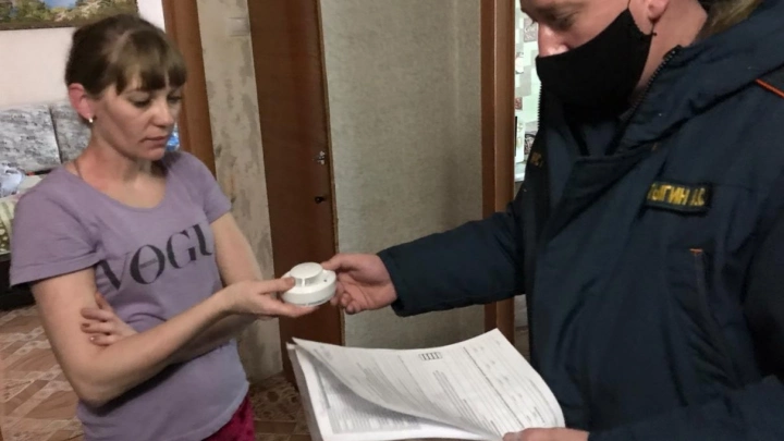 В квартирах многодетных семей и одиноких пожилых людей Нижегородского района установили пожарные извещатели