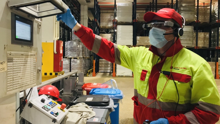 Российские заводы Coca-Cola запустили пилотный проект  с умными очками Epson