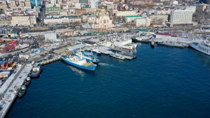 В порту Владивостока используют беспилотник для предотвращения загрязнения акватории