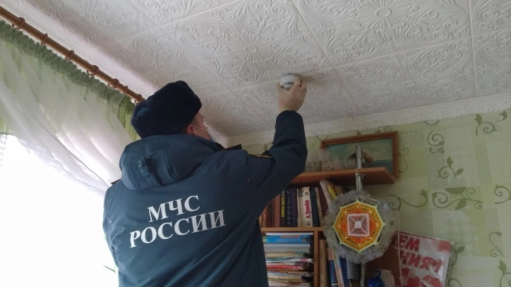 Дома жителей Керчи и Пензы оборудуют пожарными извещателями