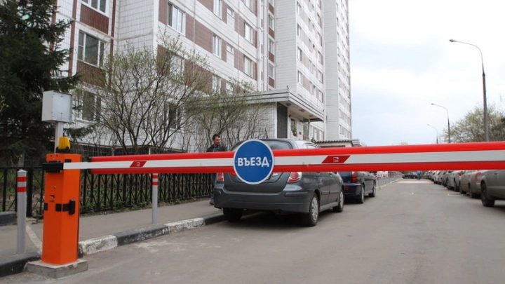 Управляющие компании должны обеспечить свободный проезд пожарной техники к многоквартирным домам