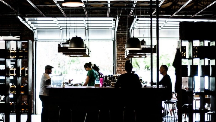 Достигли финансового дна: составлен рейтинг отраслей с падением выручки предприятий до 70%