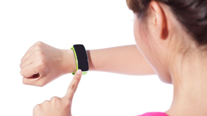 Браслеты для мониторинга пациентов с COVID-19 предлагают использовать в регионах
