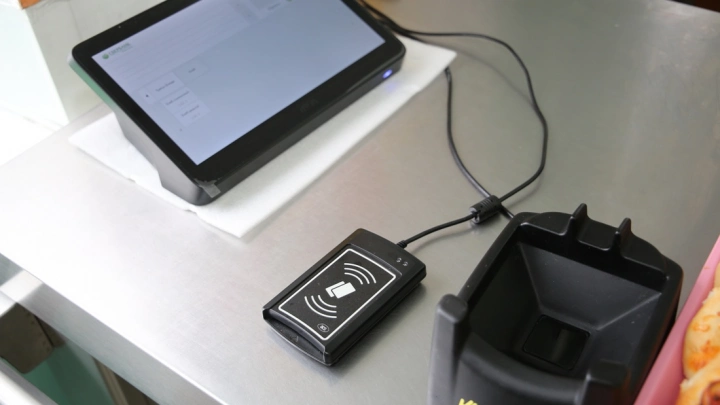 На Алтае реализуют пилотный проект по использованию биометрической технологии в школьных столовых