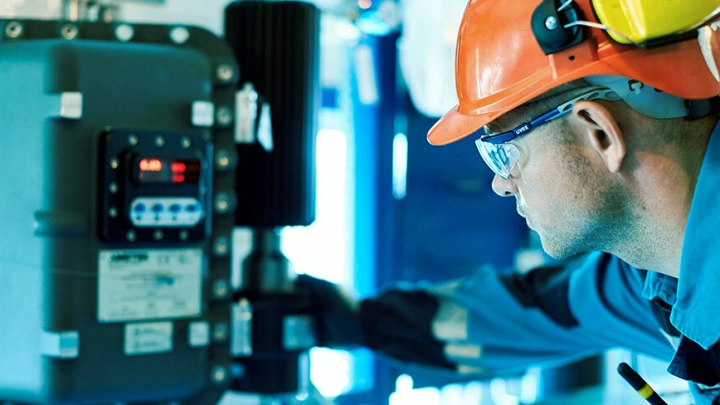 С 1 мая 2021 введена обязательная спецподготовка и аттестация сотрудников в области теплоснабжения, электроэнергетики, гидротехнической и промышленной безопасности