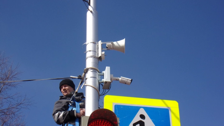 Защита от вандалов: «Ростелеком» на Ямале установил умную «говорящую» камеру видеонаблюдения возле стелы с Вечным огнем