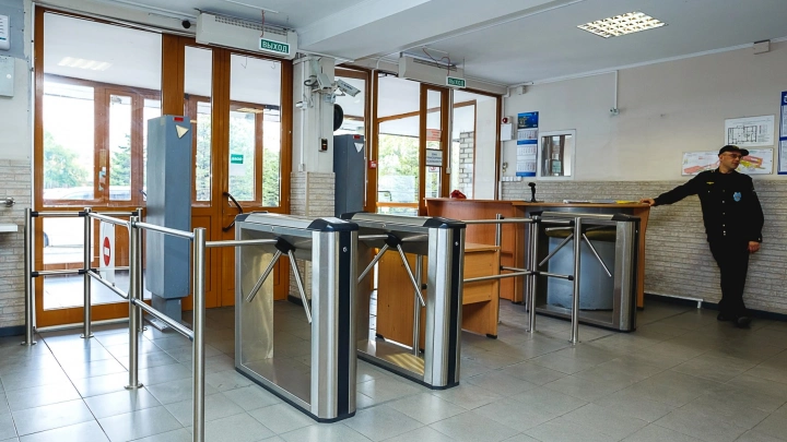 450 рамочных металлодетекторов установят в учреждениях образования Москвы