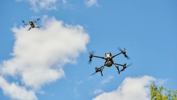 Дроны-охранники займутся патрулированием территории гостиничного комплекса Cosmos Collection Izumrudny Les