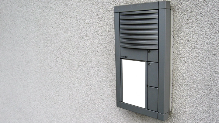 На Урале внедряются домофоны, которые умеют платить за проезд