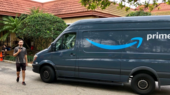 Компания Amazon внедрила нейросеть, которая следит за водителями службы доставки