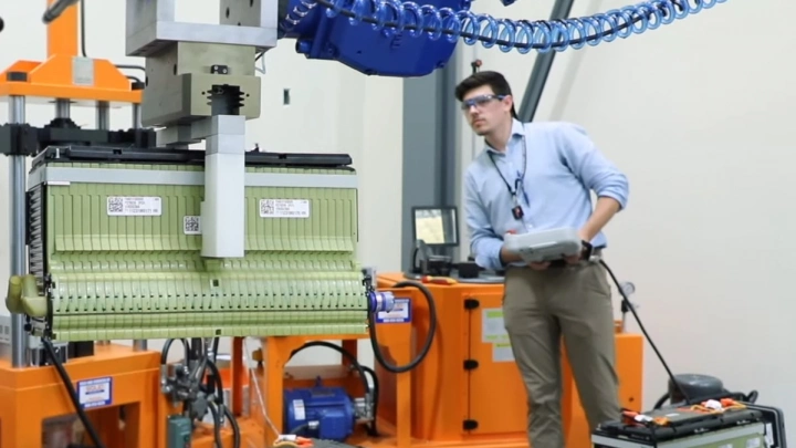 В США изобрели роботизированную установку для разбора батарей электромобилей