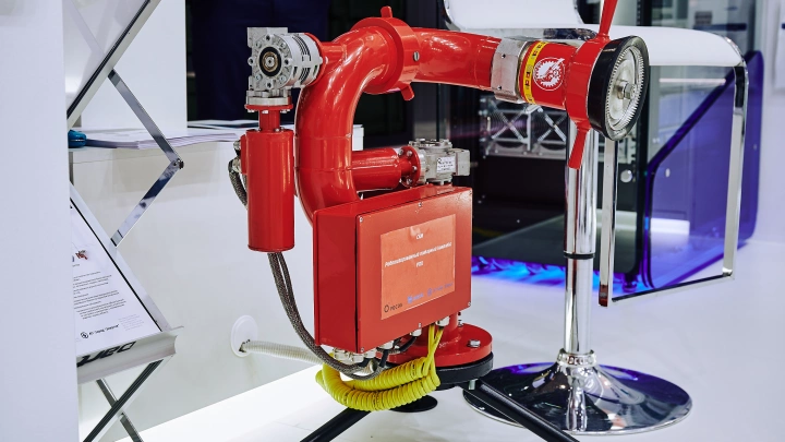 «Ростех» разработал робота для тушения пожаров на буровых платформах и кораблях