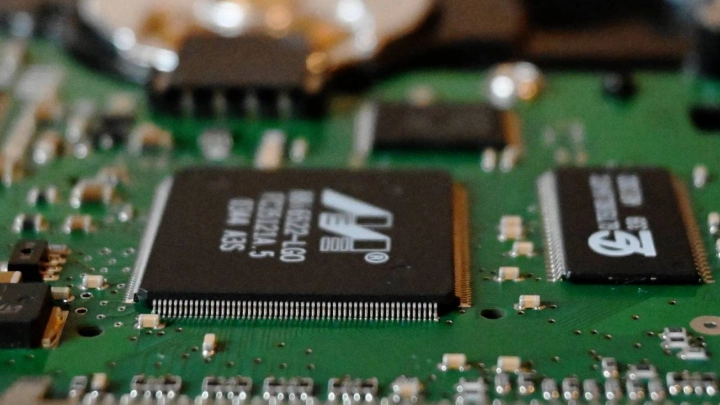 Производители полупроводников получили рекордную выручку за II квартал 2021 года: автоконцерны подсчитывают убытки