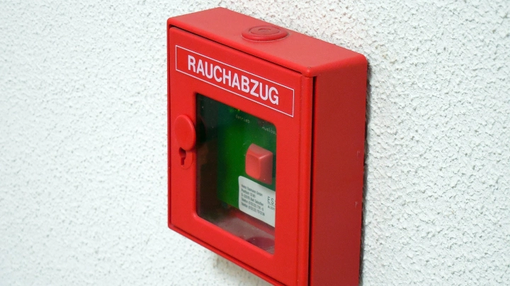 Шумные объекты будут оснащать автоматическими световыми извещателями