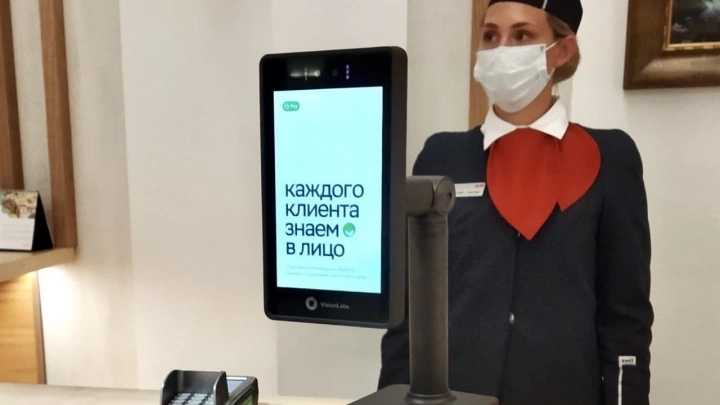 Сбер и РЖД тестируют биометрическую систему оплаты на Ленинградском вокзале в Москве