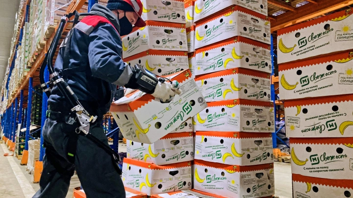 «Магнит» тестирует экзоскелет из «Сколково» для работы в распределительных центрах